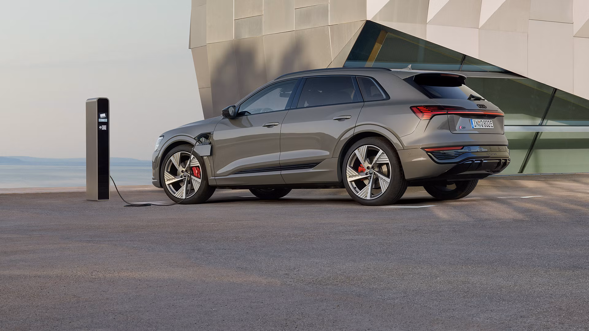 Side view Audi Q8 e-tron