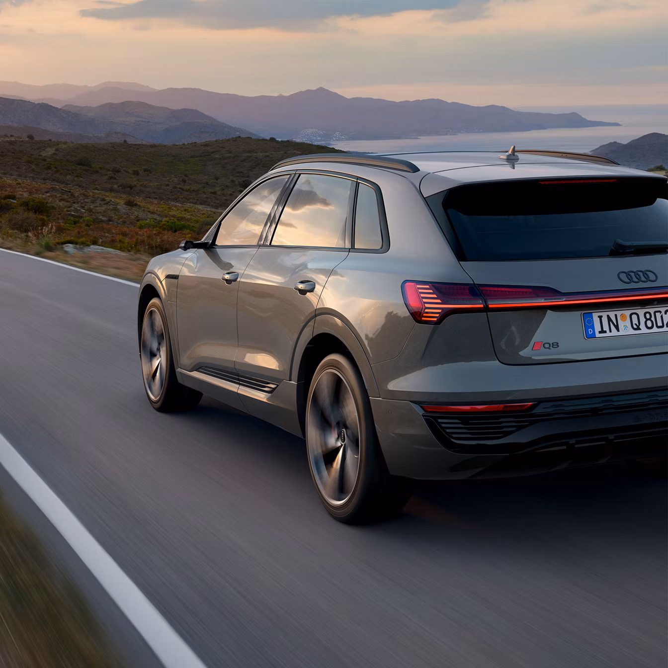 Dynamische Heckansicht Audi Q8 e-tron