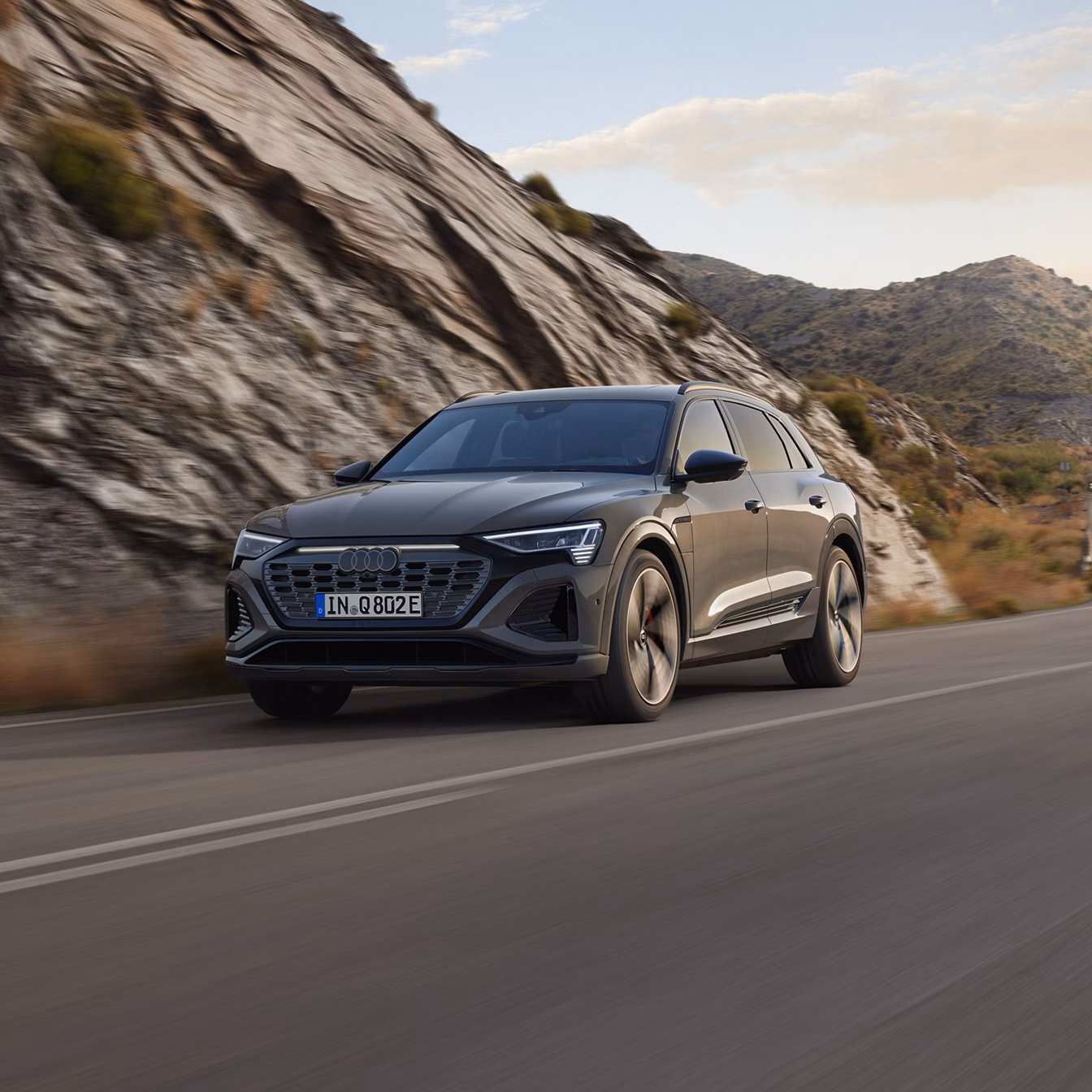 Dynamische Frontansicht Audi Q8 e-tron