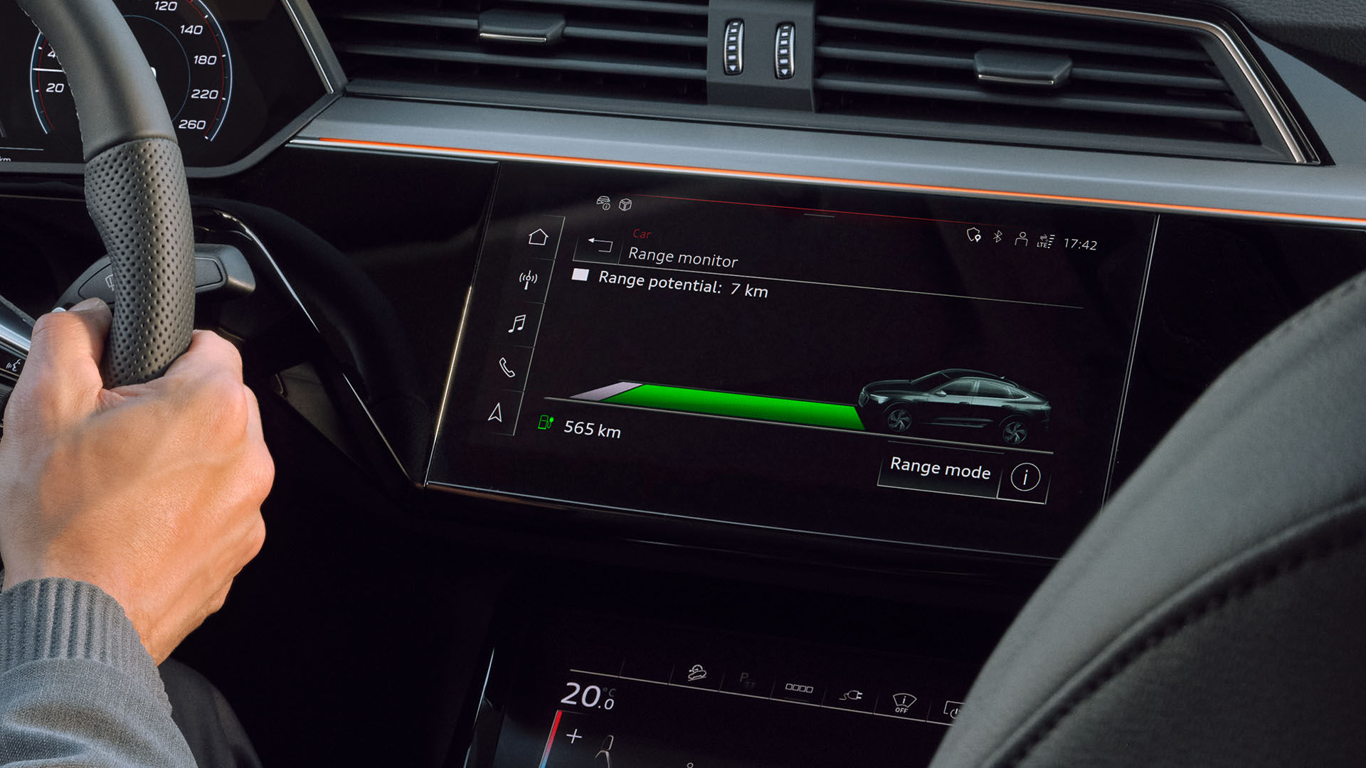 Nahaufnahme MMI-Display Audi Q8 e-tron