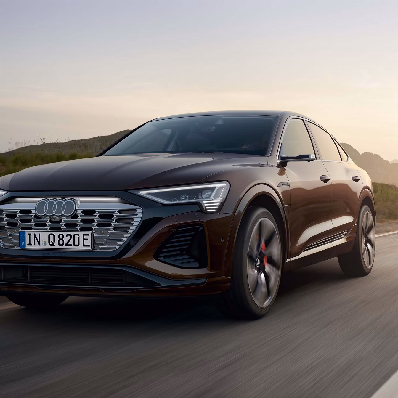 Dynamic front view Audi Q8 Sportback e-tron