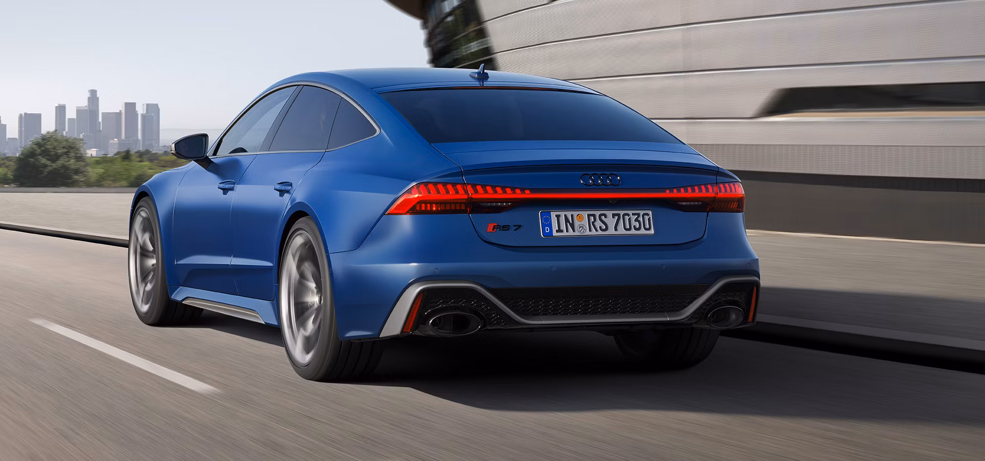 Dynamic rear view of the Audi RS 7 Sportback