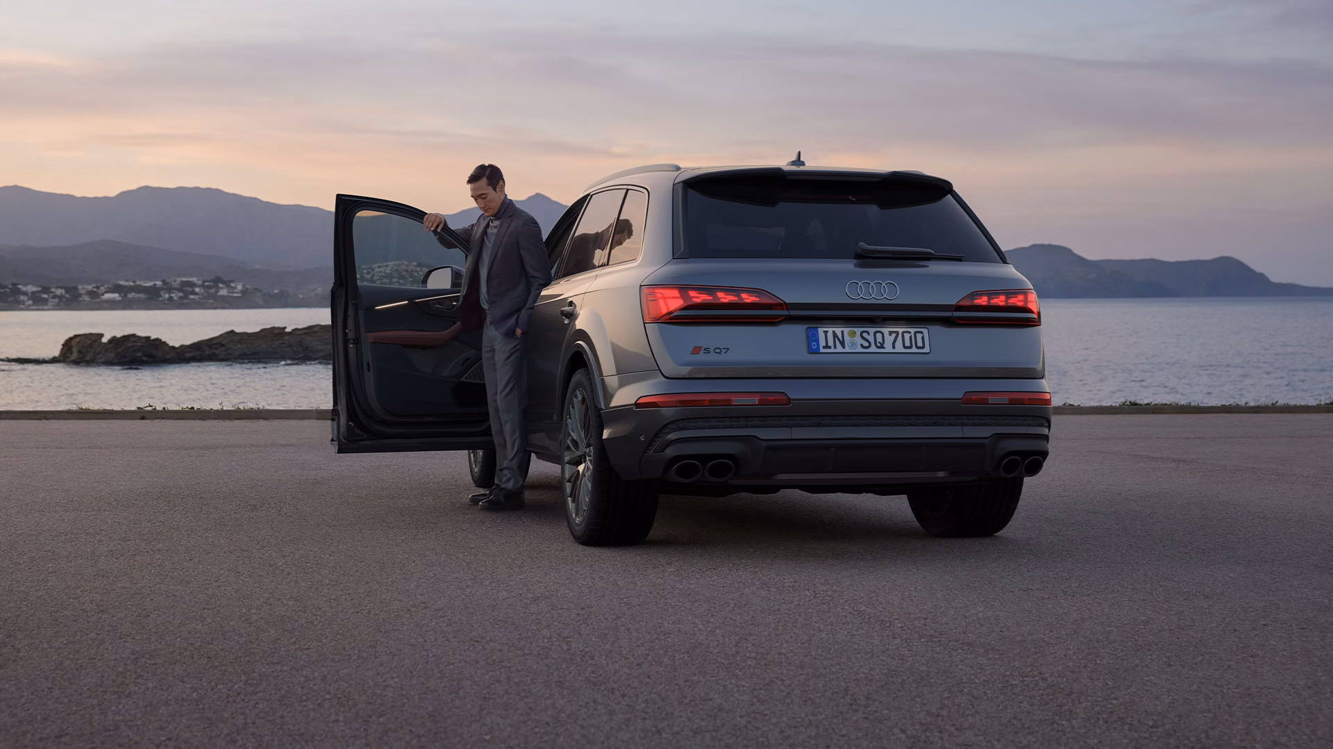 Front view Audi SQ6 SUV e-tron