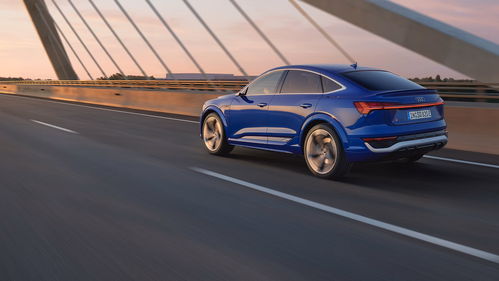 Side view Audi SQ8 Sportback e-tron
